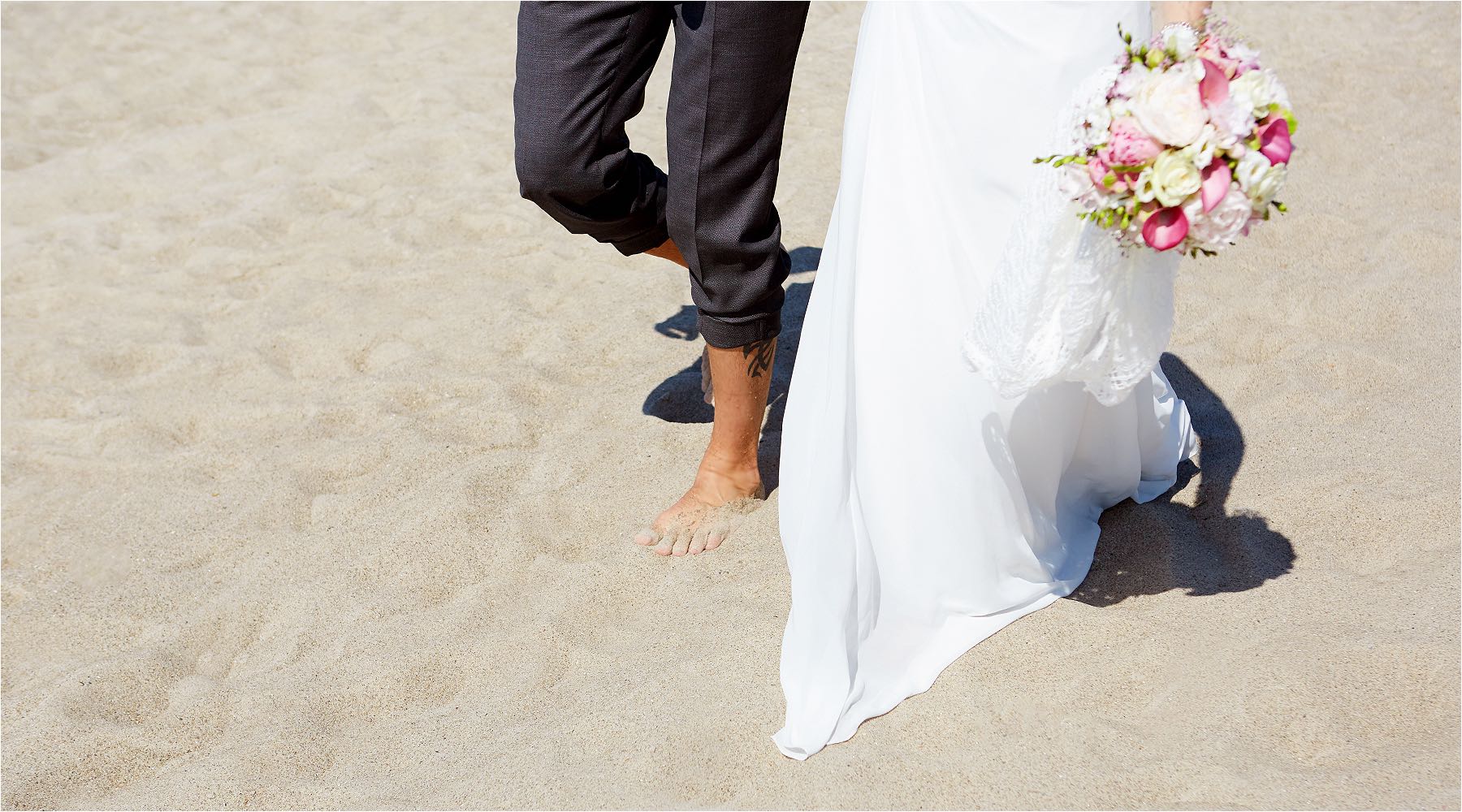  Heiraten am Meer. Es gibt nicht schöneres als bei wunderschönem wetter duch den Sand am Strand zu laufen. Available Light Fotografie und digitaler Kleinbildkamera. Copyright by Fotostudio Jörg Riethausen 