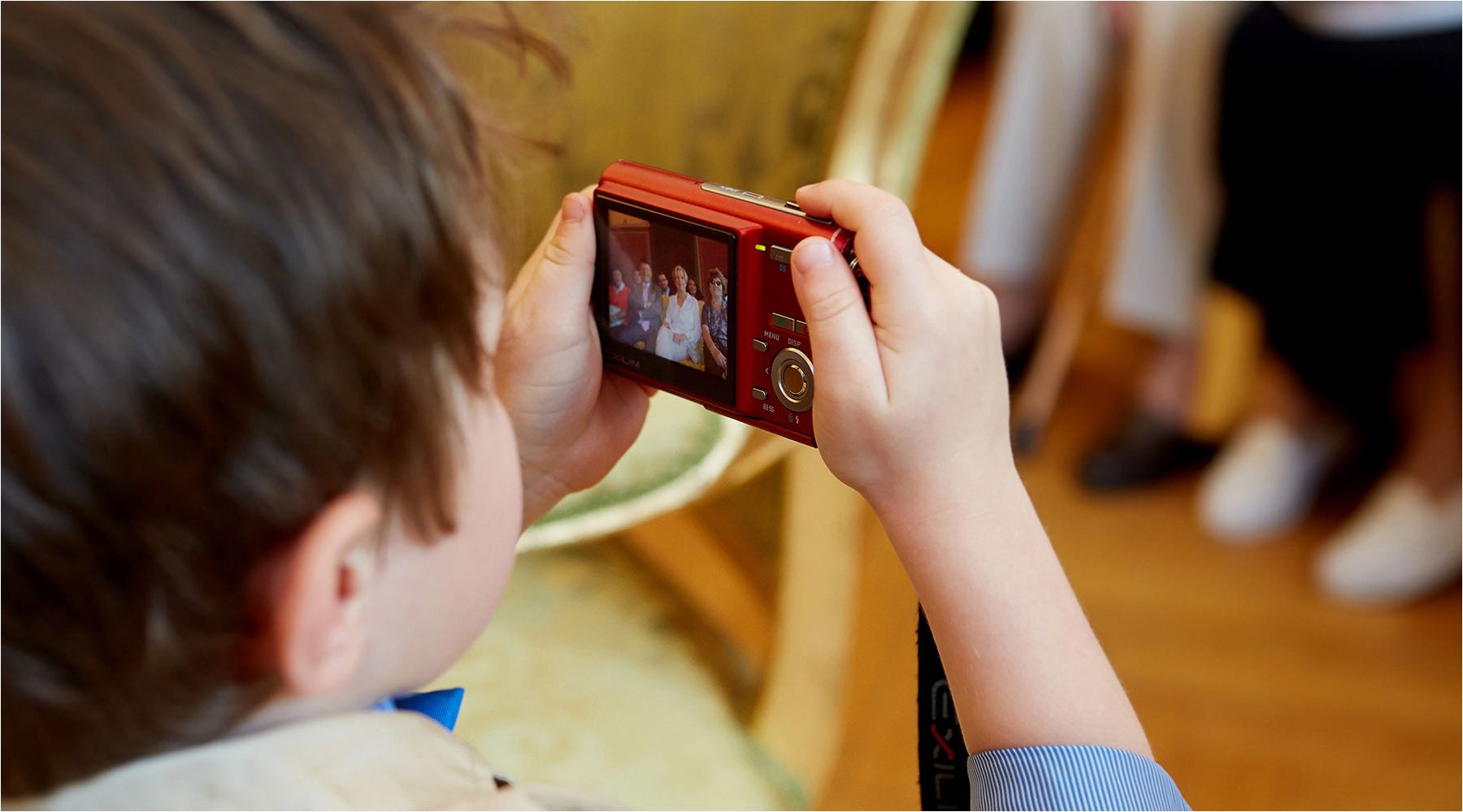  Der Kinderfotograf. Das eigene Kind bei der Hochzeit ist ein weiteres tolles Geschenk. Gut in Szene gesetzt beim Fotografieren der Eltern. Fotografiert mit Reportageblitzgerät und digitaler Kleinbildkamera mit 18 Mio Pixel Auflösung. Copyright by Fotostudio Jörg Riethausen 