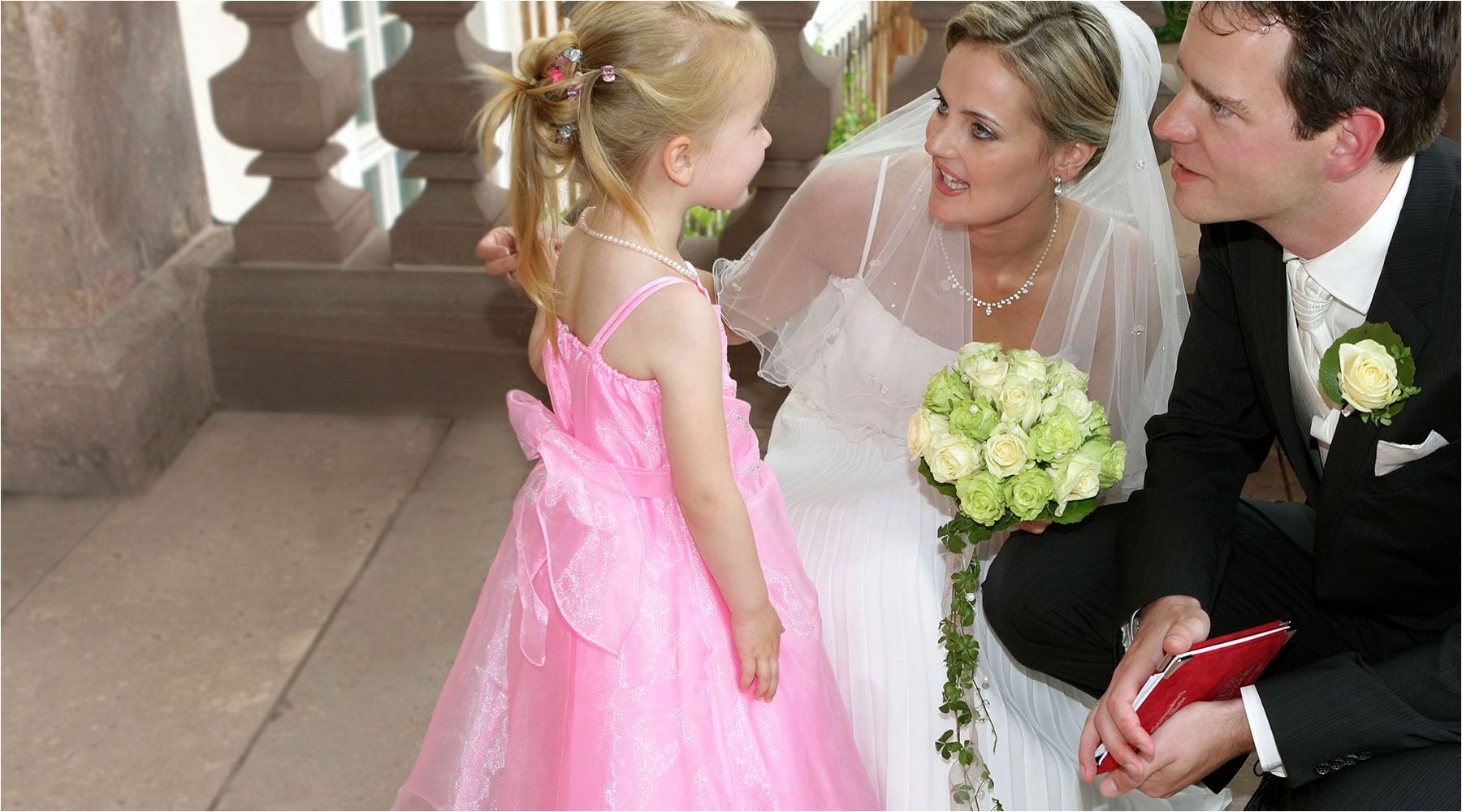  Das schönste bei einer Hochzeit sind die Kinder. Sie versüßen dem Paar den Tag. Beim gratulieren der eigenen Tochter zur Trauung. Available Light Fotografie mit Reportageblitz. Copyright by Fotostudio Jörg Riethausen 