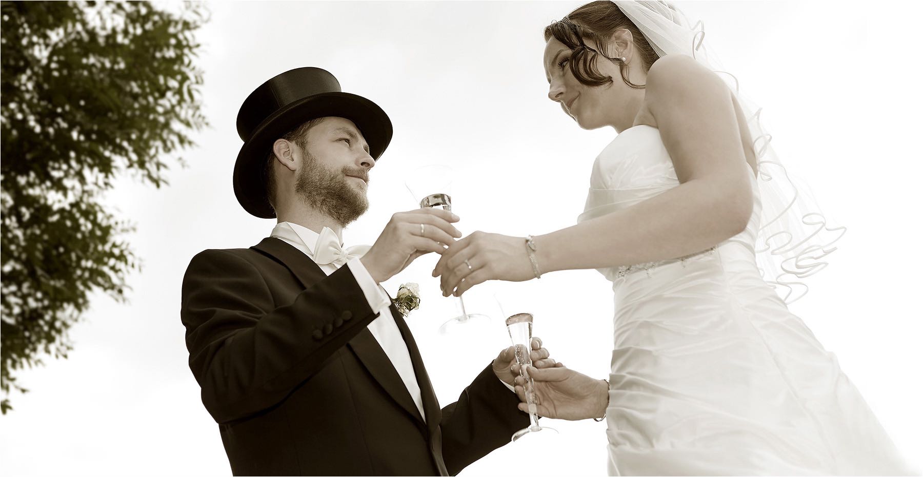 In sicheren Händen   Schwangeren & Babyfotografie. HighKey Portrait eines Babys on Location bei den Eltern. Verträumt und sinnlich zugleich. Kleinbildkamera digital. Copyright by Fotostudio Jörg Riethausen