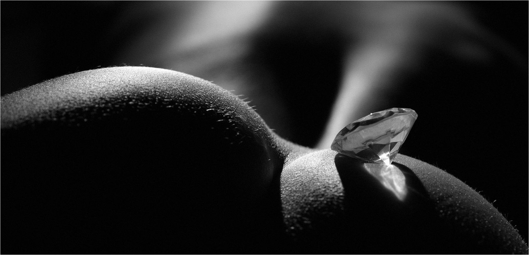  Closeup eines großen Diamanten auf Po im Gegenlicht im dunklen Studio als LowKey Aufnahme. Copyright by Fotostudio Jörg Riethausen 