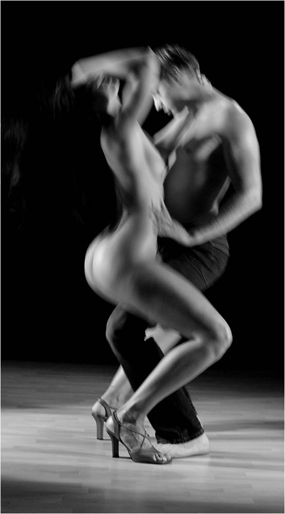  Tanzendes Paar, sie nackt und er in Hosen und beide barfuß. Studioaufnahme mit Kleinbildkamera digital. Copyright by Fotostudio Jörg Riethausen 