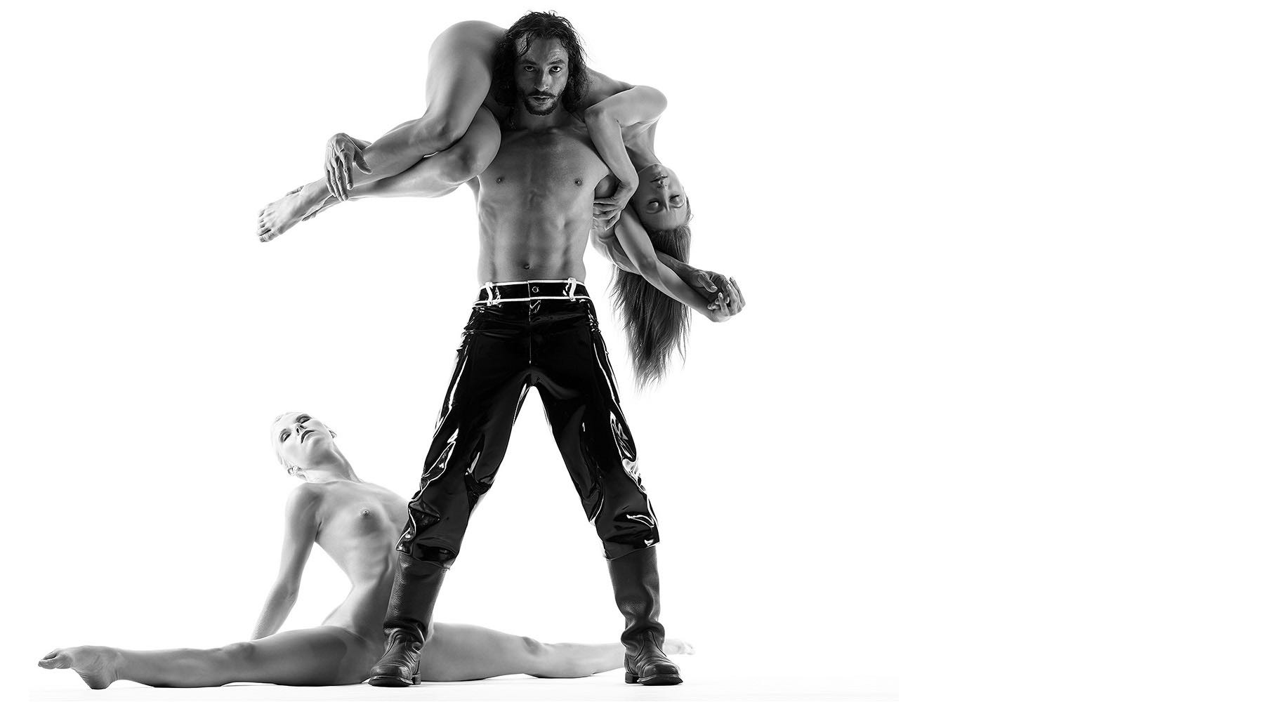  Verdeckter Akt dreier Modelle im weissen Studio. Aufgenommen mit Mittelformat digital Kamera. Copyright by Fotostudio Jörg Riethausen 