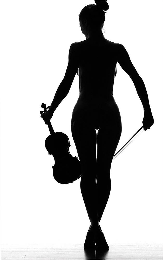  Silhouette einer Violinspielerin als verdeckter Akt im Studio. Kleinbild digital. Copyright by Fotostudio Jörg Riethausen 