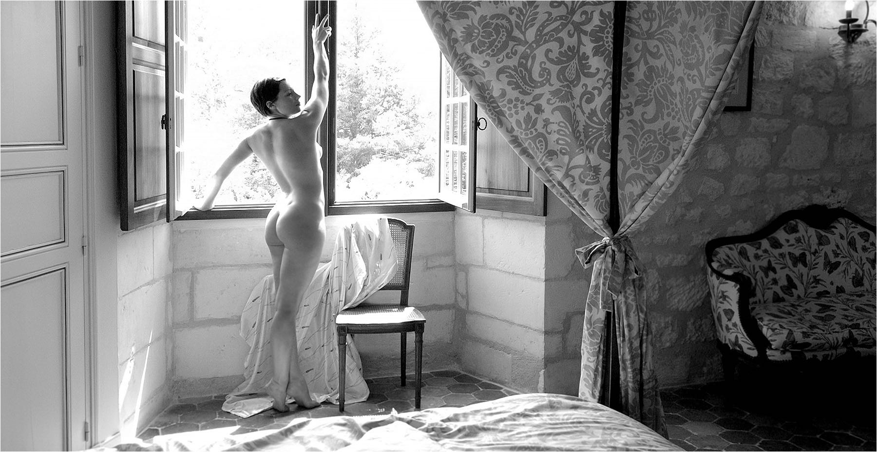  Rückenansicht einer jungen Frau in einem Schloss in Frankreich. Aufgenommen mit Studioblitzanlage und digital Kleinbildkamera. Copyright by Fotostudio Jörg Riethausen 