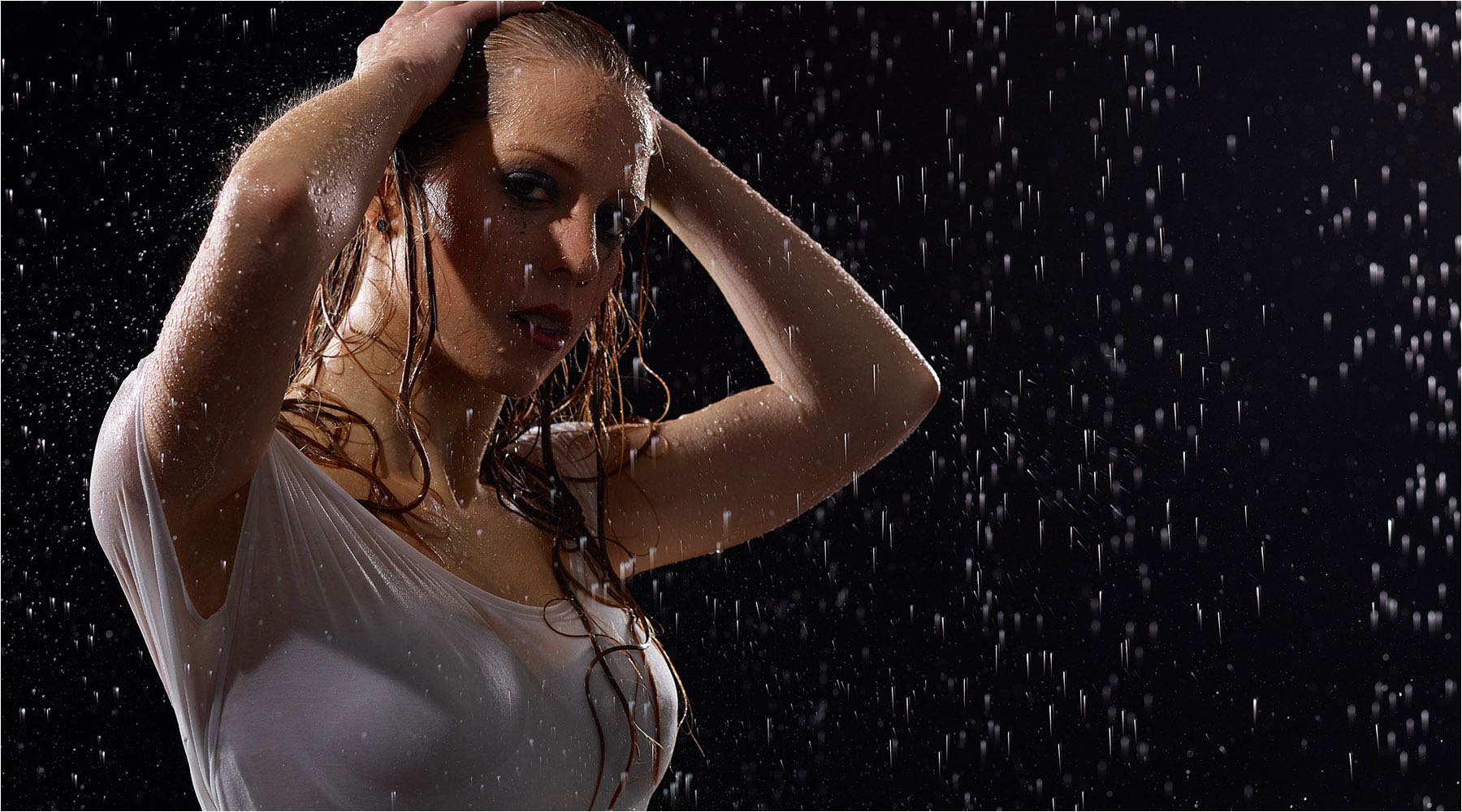  Aufwendiges Regenshooting im Fotostudio Riethausen in Chemnitz. LowKey Aufnahme mit digitaler Kleinbildtechnik. Copyright by Fotostudio Jörg Riethausen 