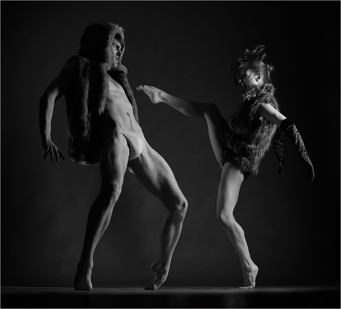  Tanzfotografie. Zwei kostümierte Tänzer des Chemnitz Ballettes im Fotostudio Riethausen in Chemnitz. Aufgenommen mit Studioblitzanlage vor dunklem Hintergrund und digitaler Mittelformatkamera. Copyright by Fotostudio Jörg Riethausen 