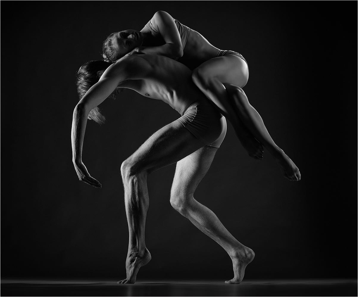  Tanzfotografie. Ausgeglichene Tanzpose im Studio umgesetzt. Tänzer der Chemnitzer Company. Aufgenommen mit Mittelformat digital. Copyright by Fotostudio Jörg Riethausen 