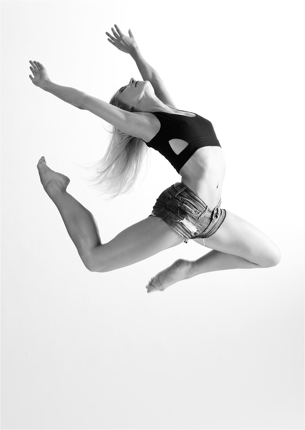  Tanzfotografie. Fliegende Pose einer Tänzerin des Chemnitzer Ballettes im Studio in Chemnitz. Weisser Hintergrund und Studioblitzanlage mit Mittelformat aufgenommen. Copyright by Fotostudio Jörg Riethausen 