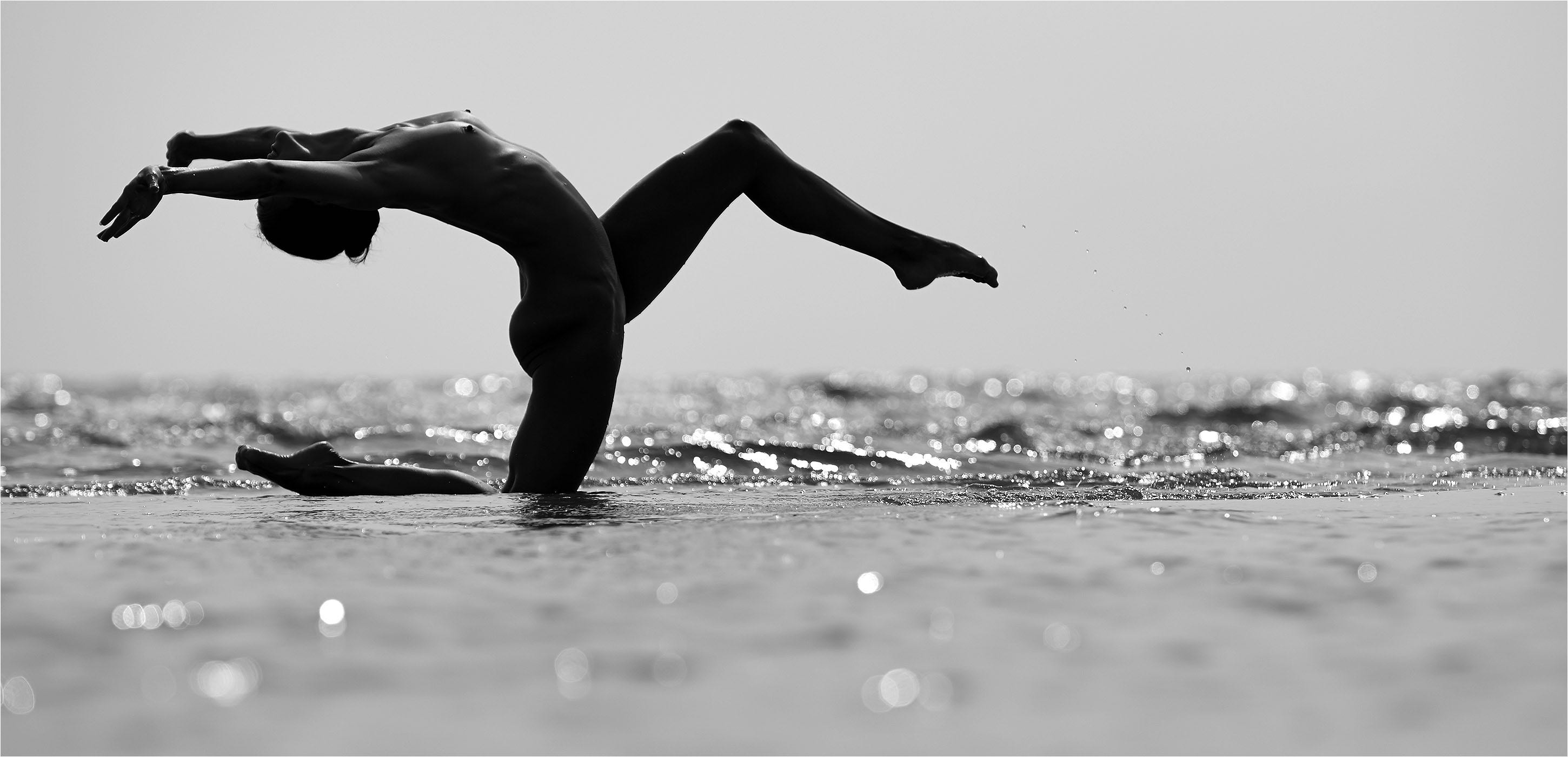  Tanzfotografie. Sinnlicher Akt in tänzerischer Pose an der deutschen Ostsee. Aufgenommen mit Kleinbild Digital Kamera. Copyright by Fotostudio Jörg Riethausen 