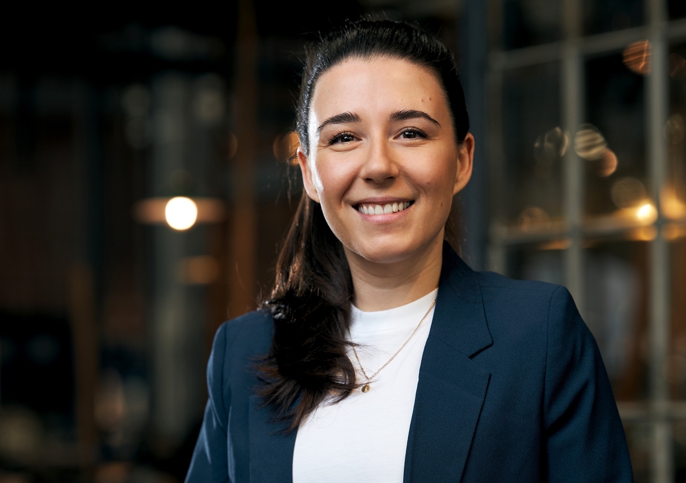 Closeup Geschäftsführerin eines Logistikunternehmens im dunkelblauen Blazer