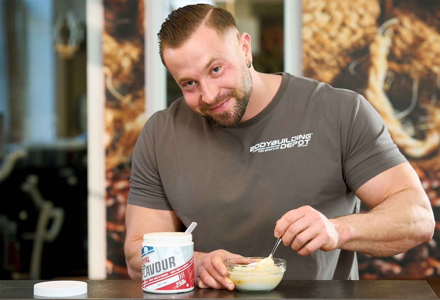 Bodybuilder im Gym mischt sich einen Proteinshake zusammen