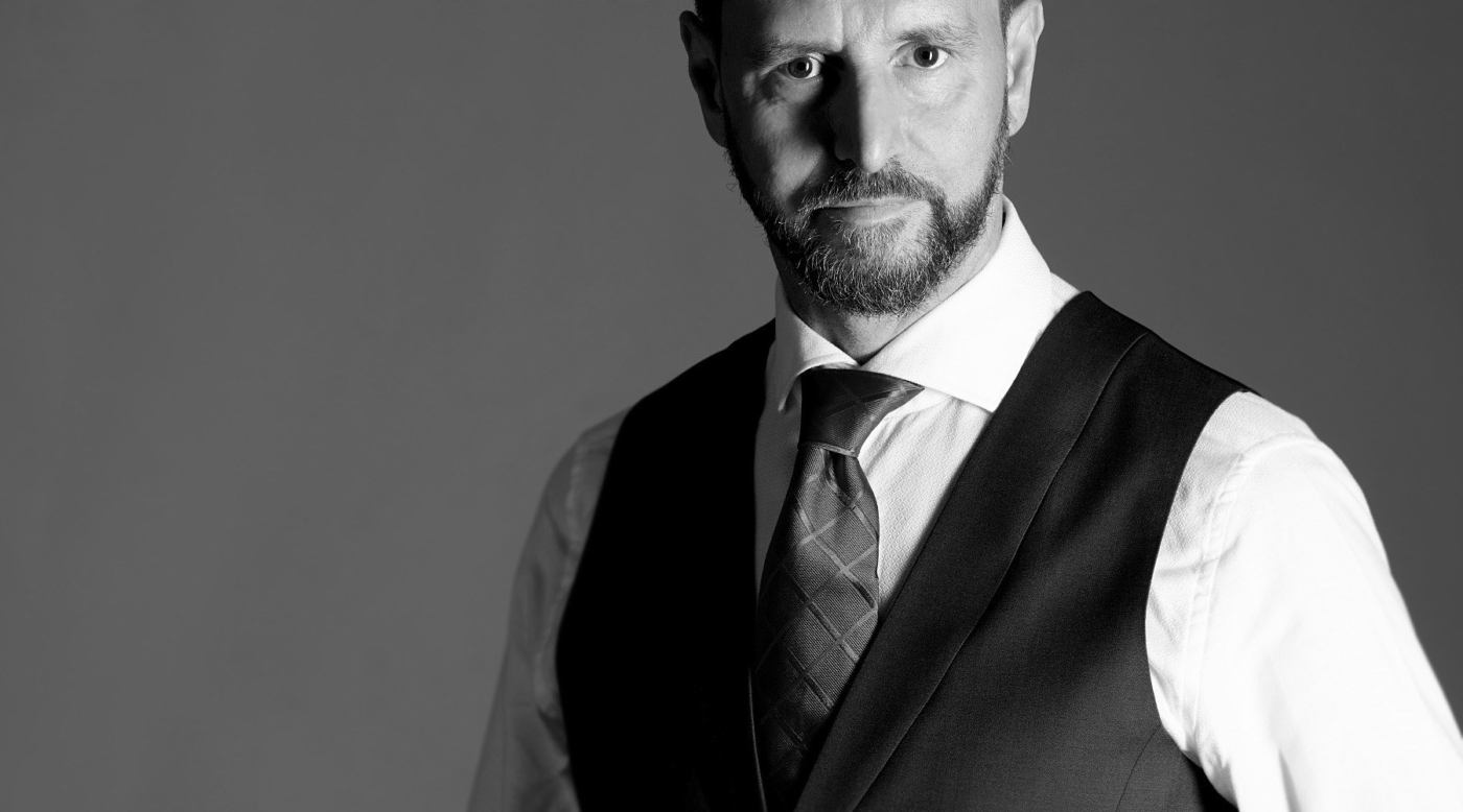 Unternehmer mit Weste und Schlips in schwarz weiss als Closeup