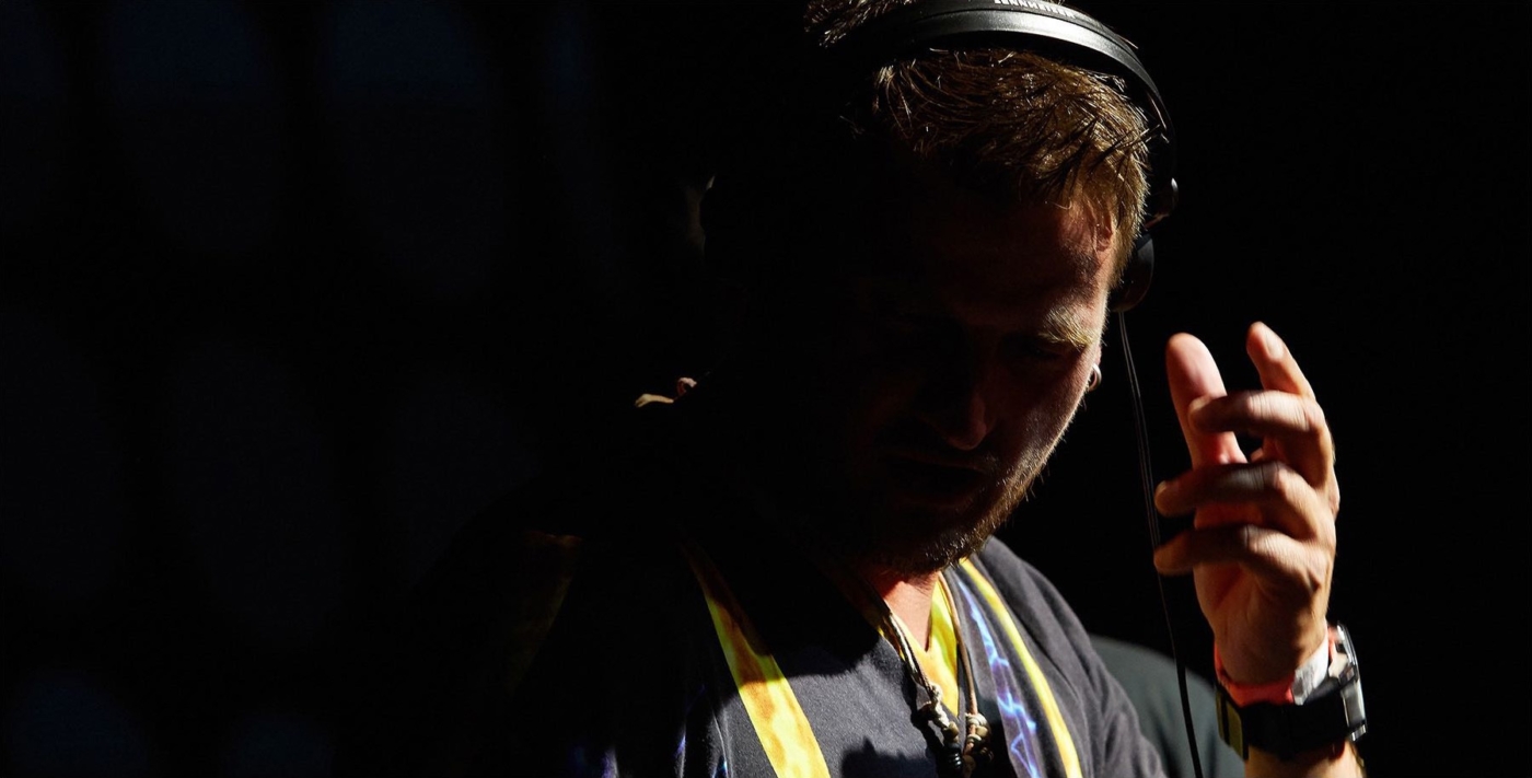 Dunkles Portrait des Sängers als Nahaufnahme