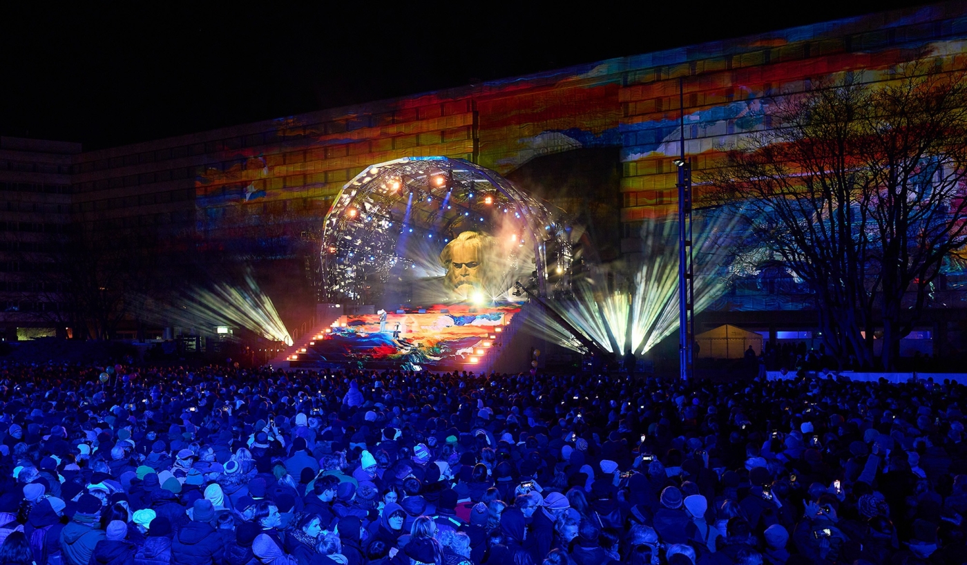 Auftaktveranstaltung Chemnitz Kulturhauptstadt. Marx Monument spannend erleuchtet mit vielen Zuschauern