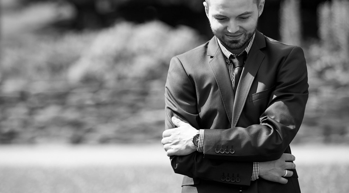 Der Bräutigam nachdenklich als Halbportrait in Schwarz Weiss. Hintergrund unscharf