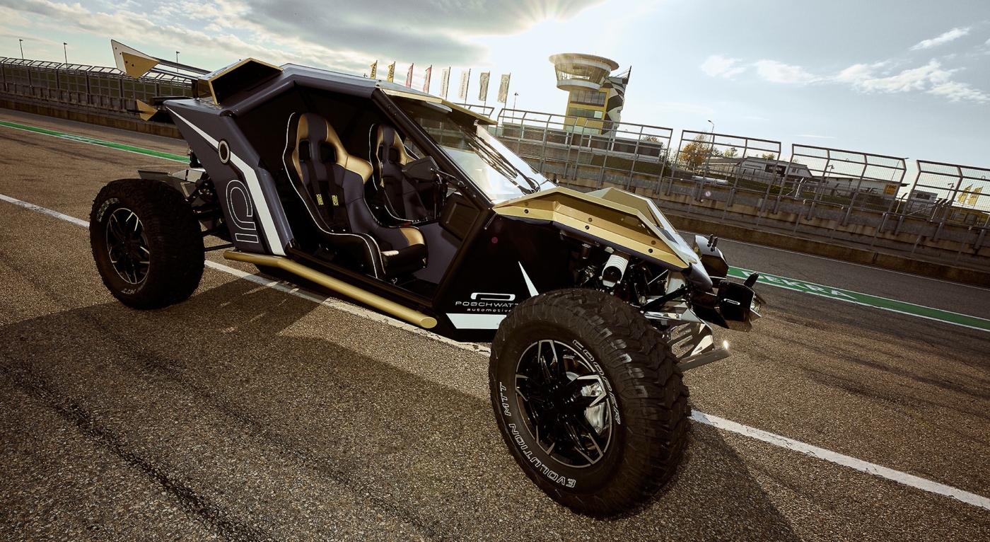 Handgefertigter Buggy auf der Rennstrecke Sachsenring im Profil mit Sonne als Gegenlicht
