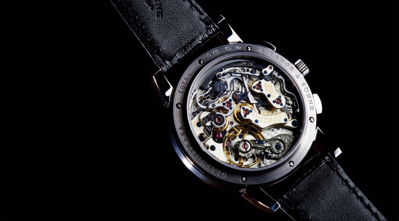 Nahaufnahme der transparenten Rückseite einer Lange&Söhne Designerarmbanduhr