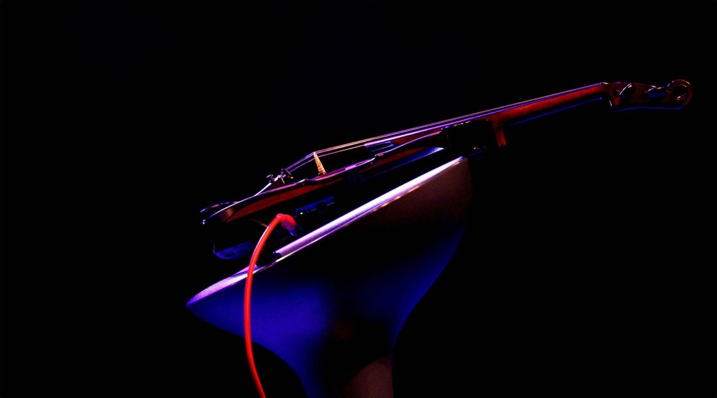 Eine Violine in Rot blauem Licht mystisch fotografiert