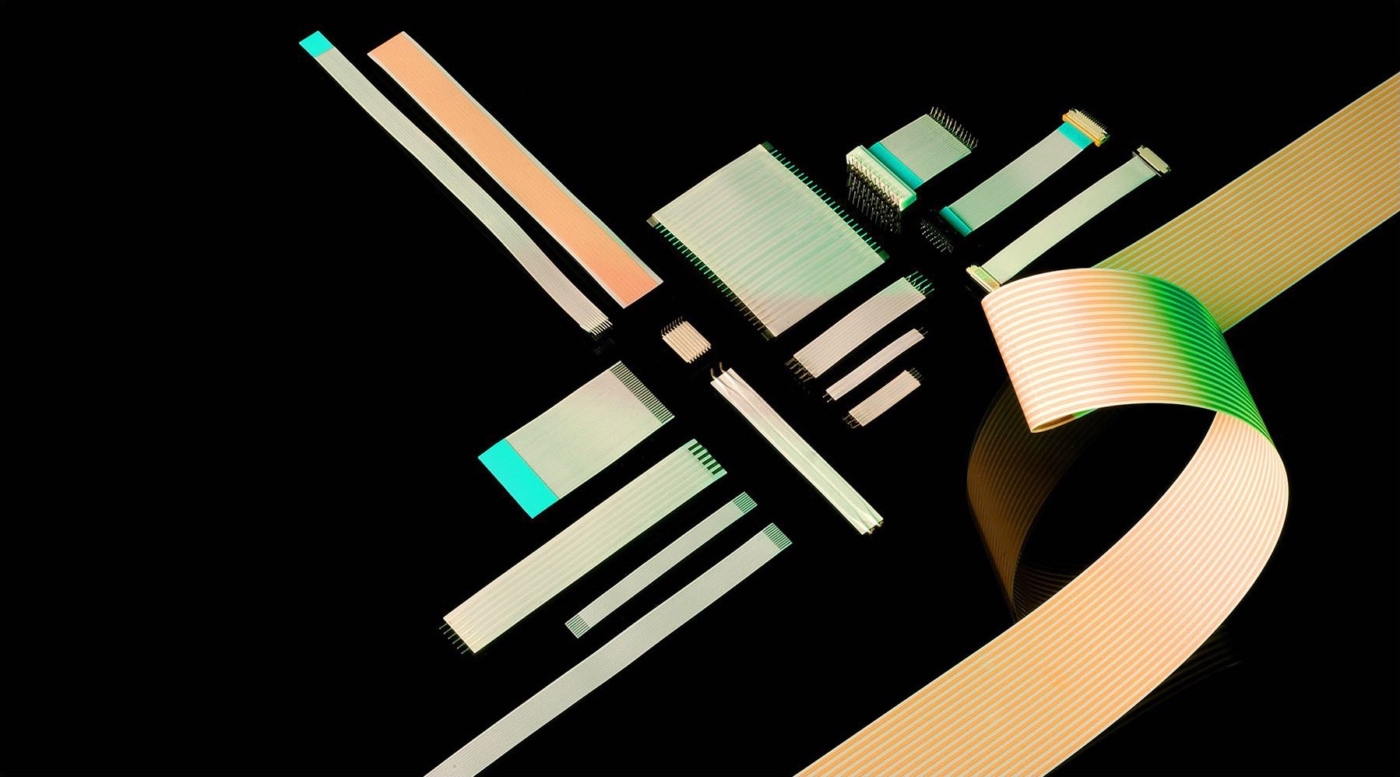 Leiterplatten Verbindungen in veschiedenen Größen auf schwarzem Untergrund mit grünem Streiflicht