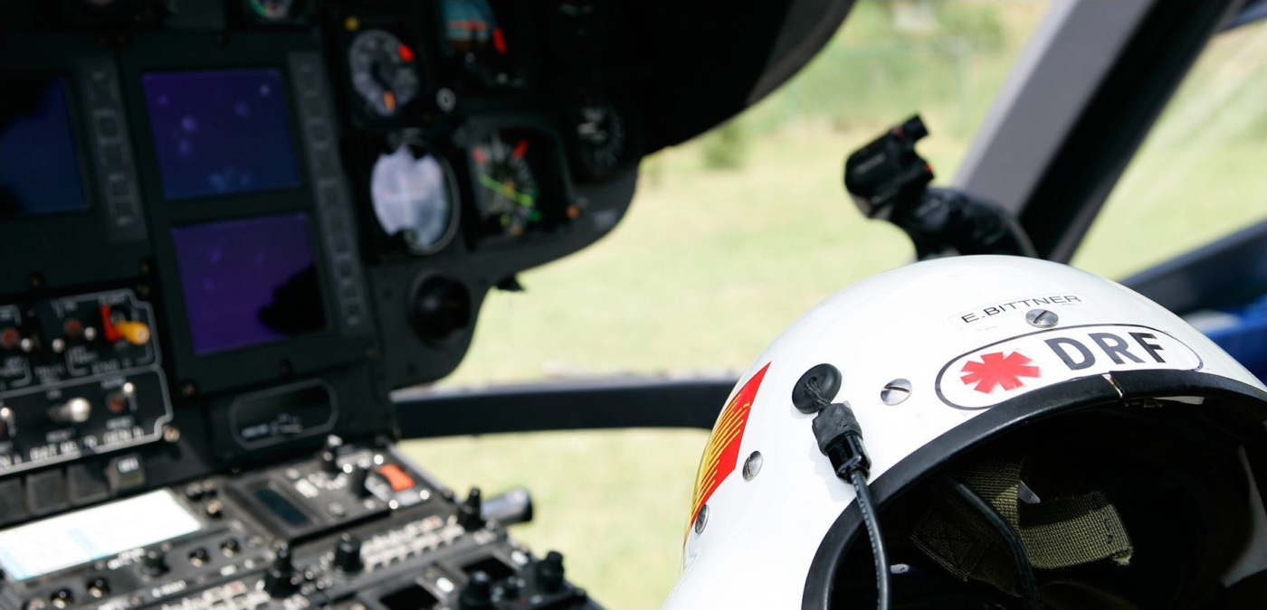 Helm eines Piloten des Rettungshubschraubers im Hintergrund unscharf das Cockpit