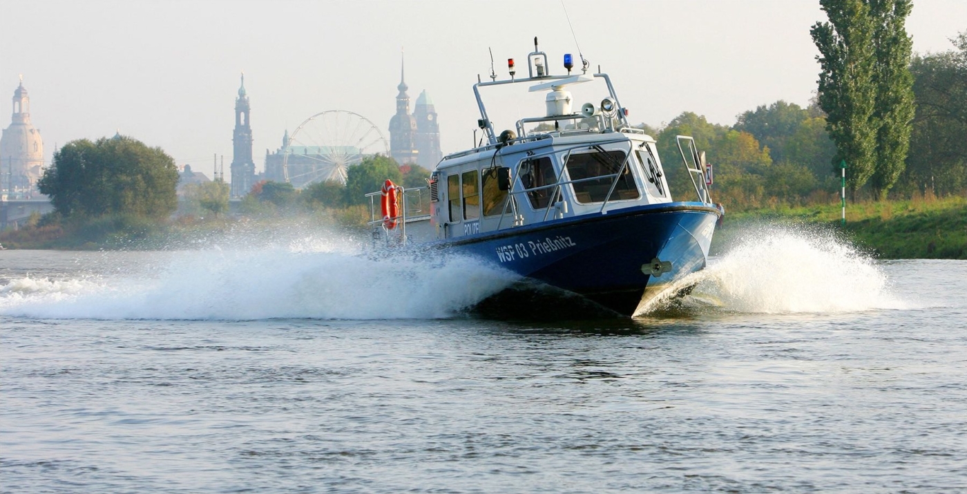 Polizeiboot in rasanter Fahrt im Einsatz auf der Elbe bei Dresden
